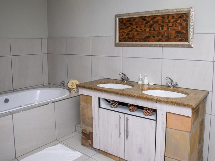 Bathroom 4, Rhino Creek Estate, Mangaung