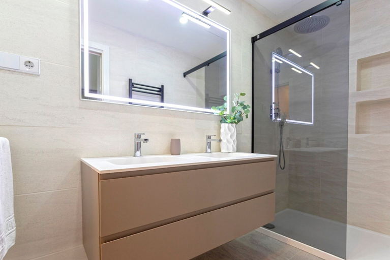 Bathroom 5, Marvelous 2-bedroom Apartment With Terrace in Triana. Castilla II, Sevilla