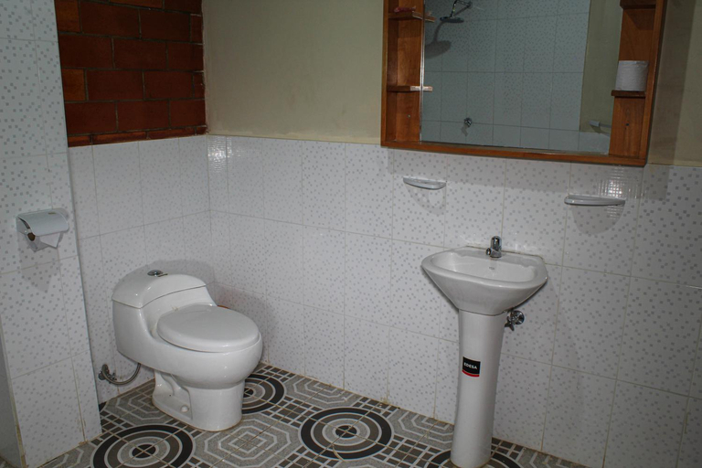 Bathroom 3, ingaru lodge, Tena