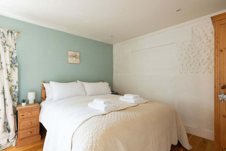 Room 3, Rural Cottage Accommodation for 14, West Sussex