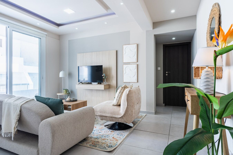 Living area 5, Beach Daze 1-BR Apt By Finikoudes Beach, Larnaca