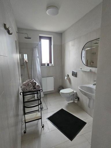 Bathroom 3, Jois Apartments Periam, Periam