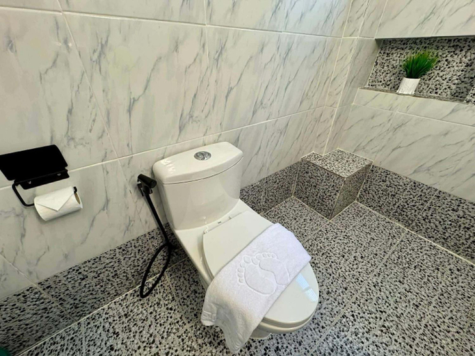 Bathroom 3, Bananaland Cottages, Panglao