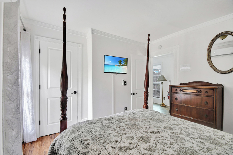 Room 5, Walk to Downtown Near Beaches Cozy Historic Retreat, Saint Johns