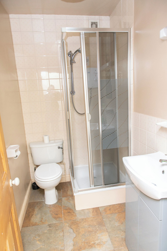 Bathroom 3, OYO Cornerstone Manor Hotel, Trafford