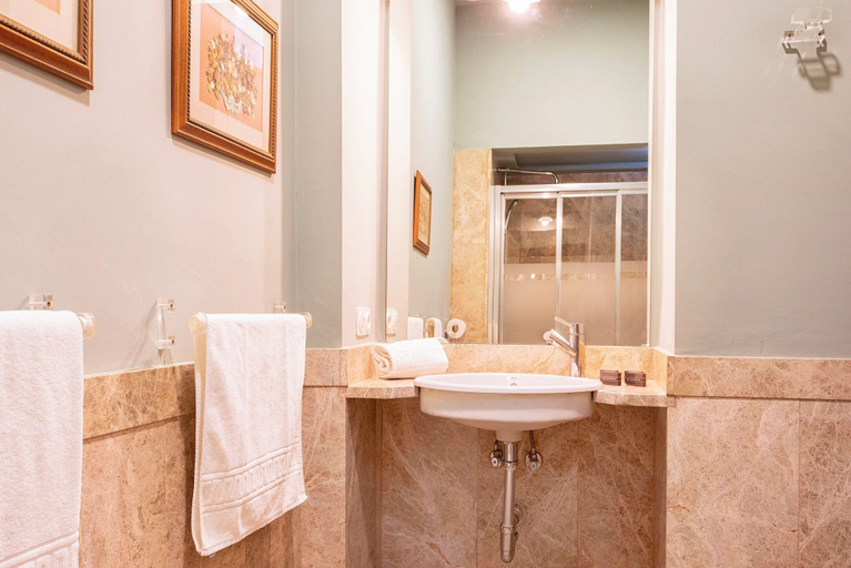 Bathroom 3, House With Terrace Near Cathedral. Mateos Gago VI, Sevilla