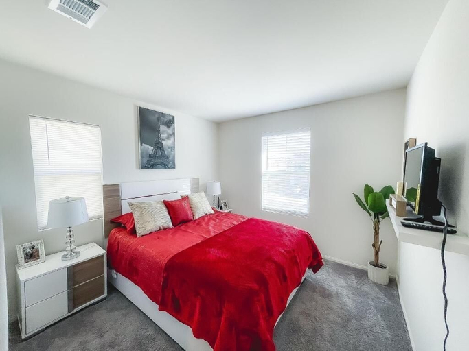 Room 2, California 3-Bedroom Desert Escape, San Bernardino