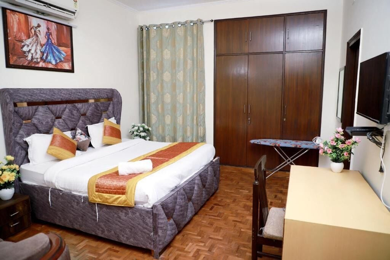 Room 2, Fortune Home Service Apartment 3Bhk,E-28 1B Saket, Delhi