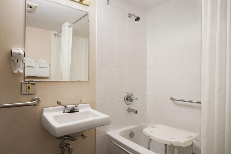 Bathroom 5, Quality Inn & Suites, North Okanagan
