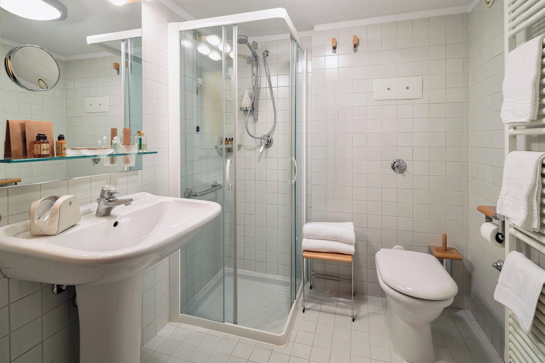 Bathroom 4, Hotel Cristallino d'Ampezzo, Belluno