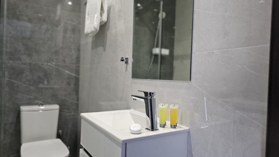 Room 5, 104 NIC - 102 Stay Cosmo City Suite