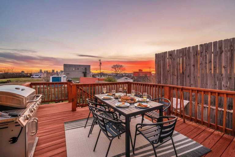 Room 4, Game Room Balcony Backyard Near Downtown Nash, Davidson