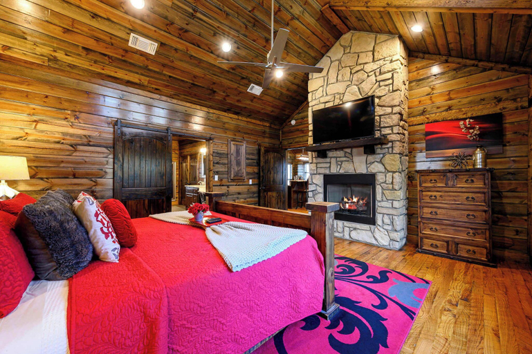 Room 4, Pond Lily Creek - Spacious Couples Cabin - Hot Tub, McCurtain