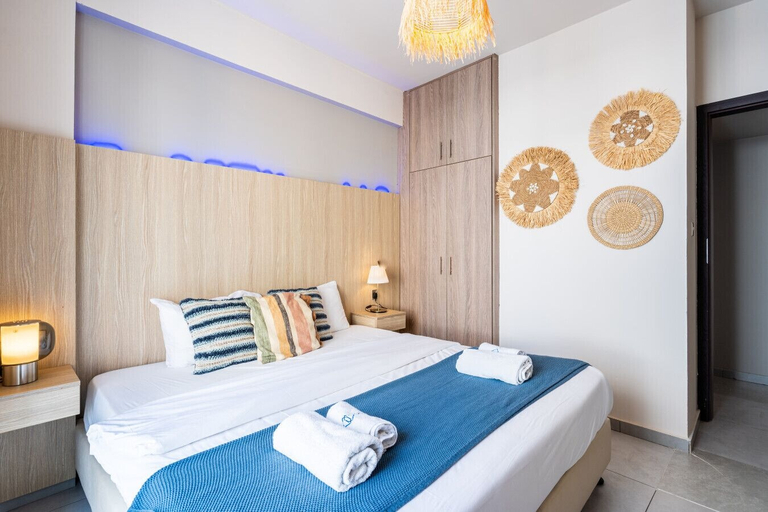 Room 2, Beach Daze 1-BR Apt By Finikoudes Beach, Larnaca