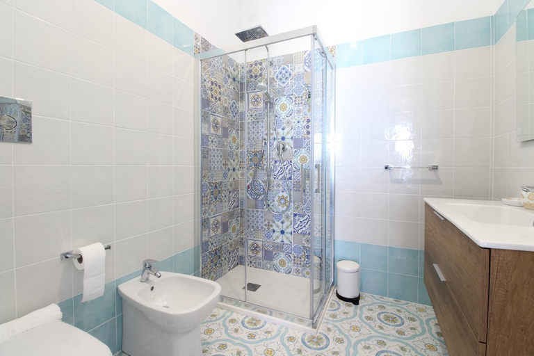 Bathroom 3, Paoma, Salerno