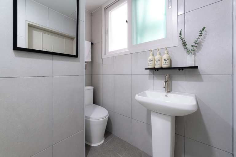 Bathroom 2, BigBoxStay Myeongdong, Jung