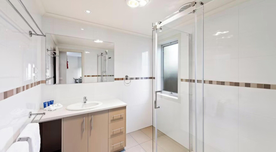 Bathroom 4, Discovery Parks - Melbourne, Melbourne