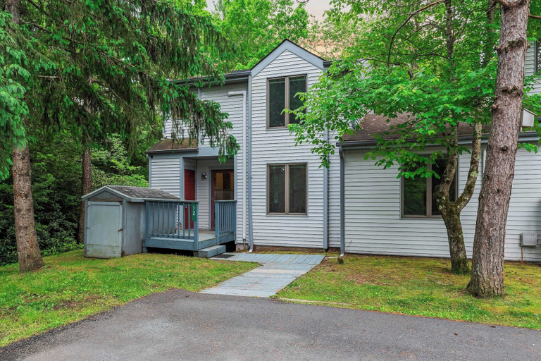 Exterior & Views 2, Harmony Ridge by Avantstay Fireplace, Large Deck & Forest Views, Carbon