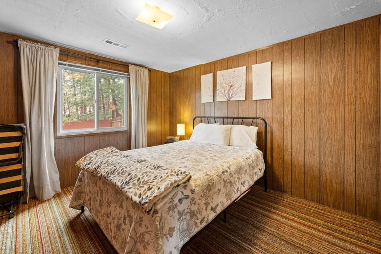 Room 4, Mama Bear's Cozy Cabin, San Bernardino