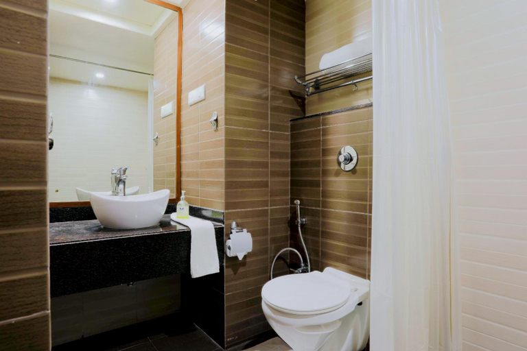 Bathroom 4, Monarch Montvert, Pune