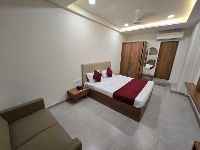 Room 2, GAJRAJ HOTEL, Vadodara