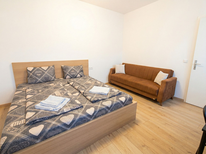 Bedroom 3, Close to City Center - Affordable Private Rooms with TV, Wien
