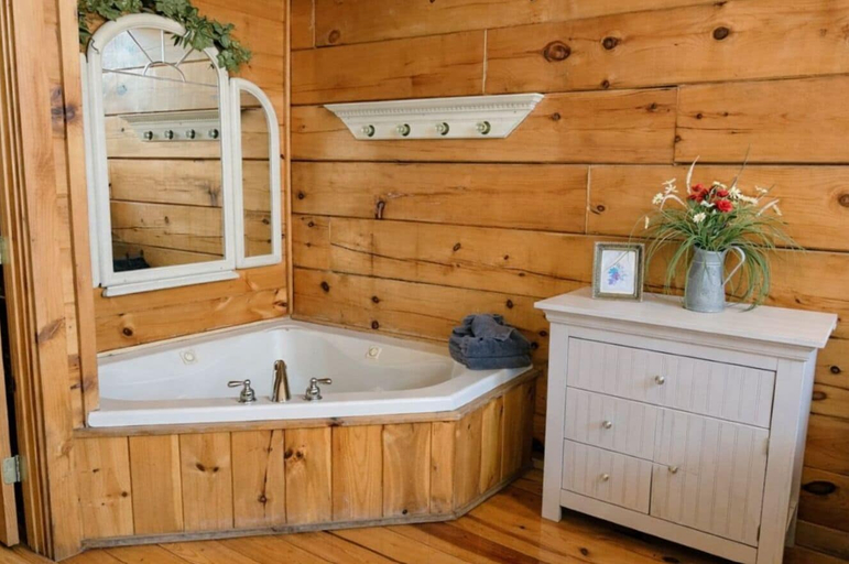 Bathroom 4, Adorable Shut'er Inn 1 Bedroom Cabin, Sevier