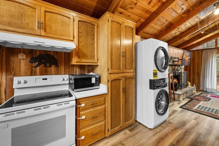 Private kitchen 5, Mama Bear's Cozy Cabin, San Bernardino