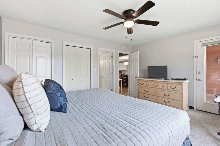 Room 3, Twin Lakes Getaway, Taney