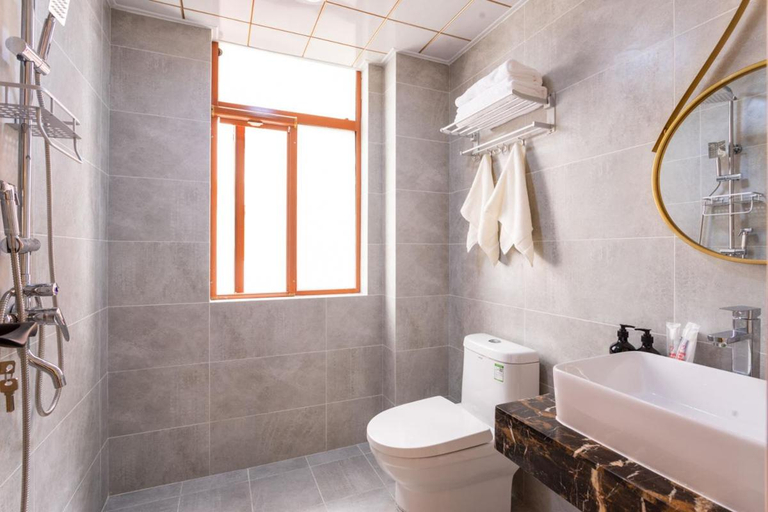 Bathroom 5, Locals Hotels (Wuhan Shinan Ancient City Branch), Enshi Tujia and Miao