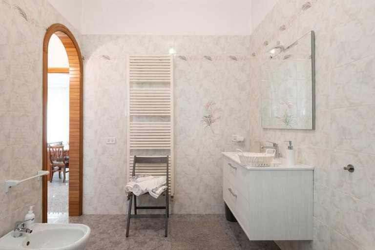 Bathroom 4, Quattro Perle, Bari