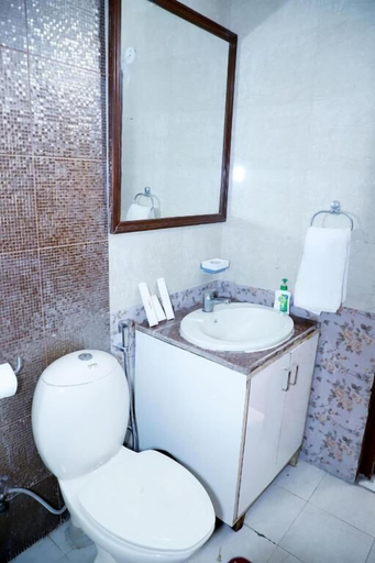 Bathroom 5, Fortune Home Service Apartment 3Bhk,E-28 1B Saket, Delhi