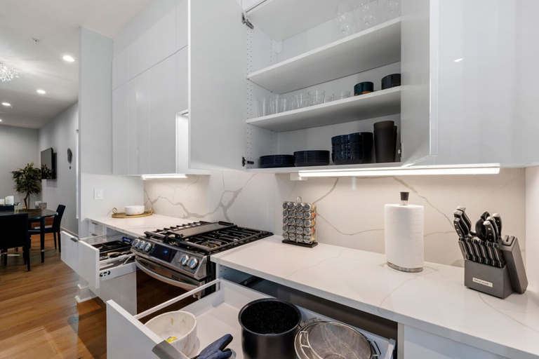 Room 5, Luxurious Midtown Home Rooftop Views by Silverx, Atlanta