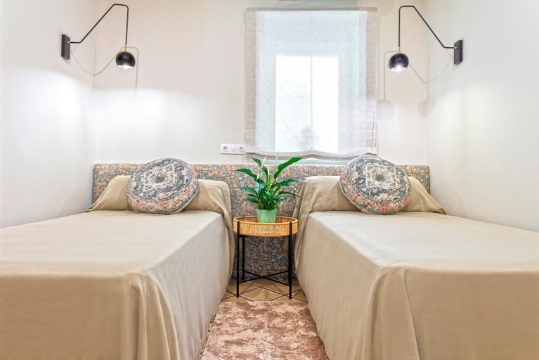 Room 5, Wonderful 5-bedroom Apart in Granada. Recogidas II, Granada