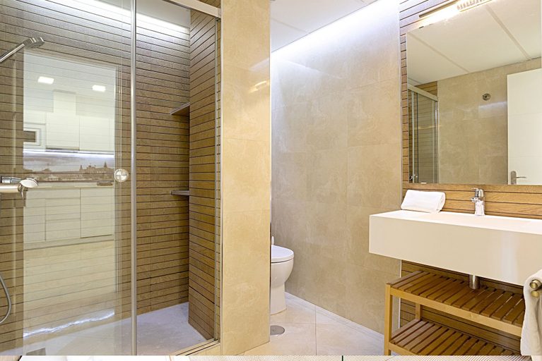 Bathroom, Magnificent Apartment With Perfect Location. Murillo III, Sevilla