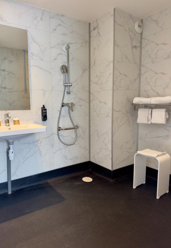 Bathroom 4, Ibis Styles Bordeaux St Medard Hotel, Gironde