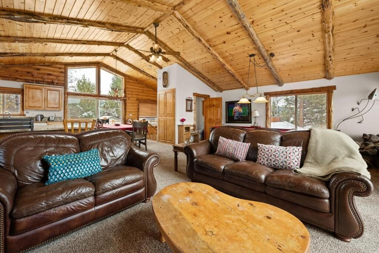 Living area 5, Pinecone Lodge, San Bernardino