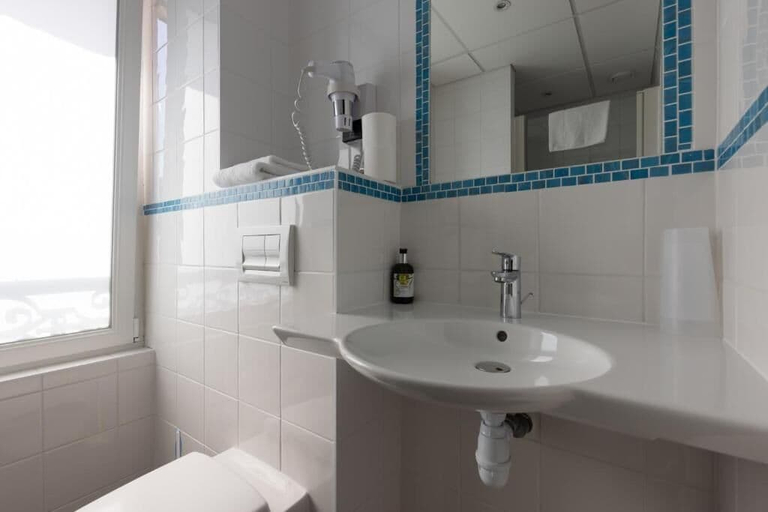 Bathroom 4, Hôtel Auberge de la Loire, Maine-et-Loire
