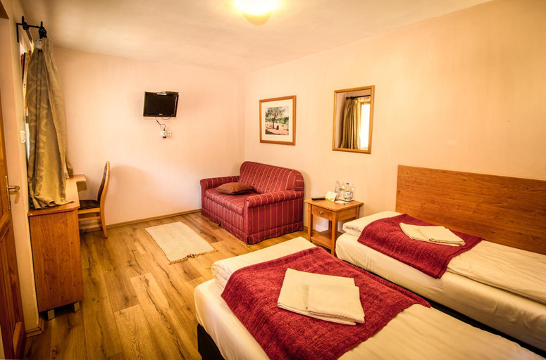 Bedroom 2, Opusztaszeri Erdei Wellness Vendeghaz, Kistelek