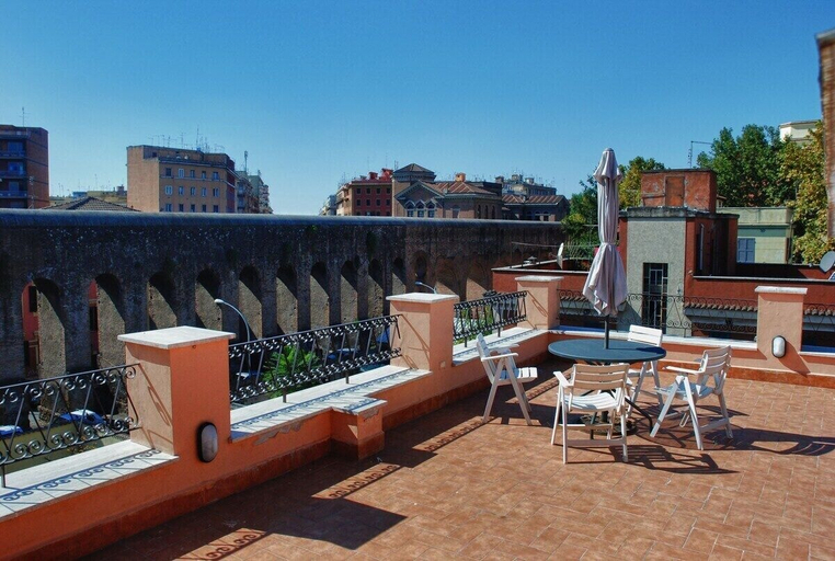 Outdoor dining, Villa Lanusei, Roma