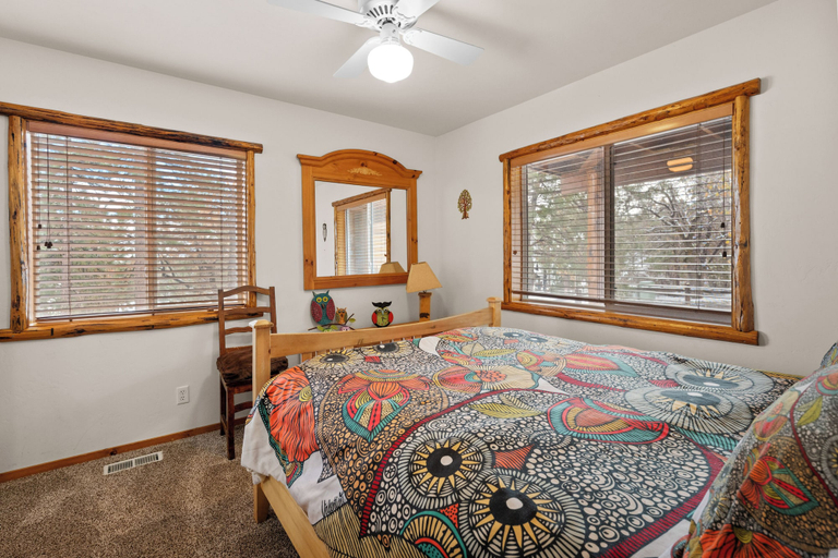 Room 2, Pinecone Lodge, San Bernardino