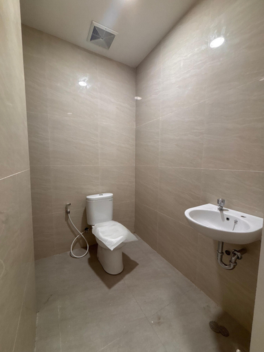 Bathroom 4, Hotel O near Pelabuhan Pangkal Balam for, Pangkalpinang