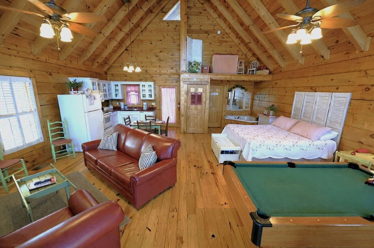 Living area 3, Adorable Shut'er Inn 1 Bedroom Cabin, Sevier