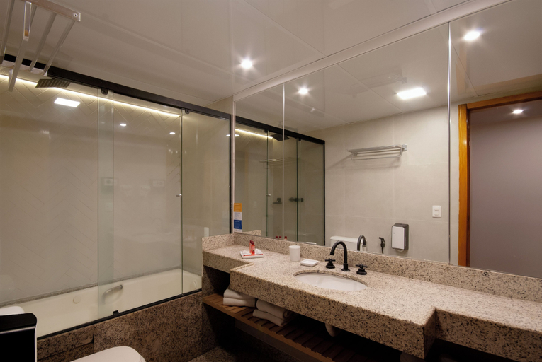 Bathroom 5, Mirasol Copacabana Hotel, Rio de Janeiro