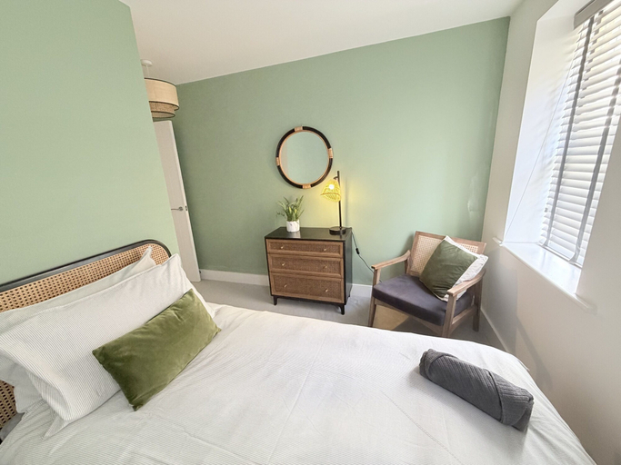 Bedroom 2, Courtyard View, Southampton
