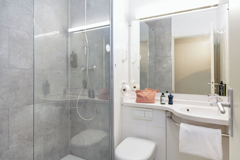 Bathroom 5, ibis budget Toulon Centre, Var