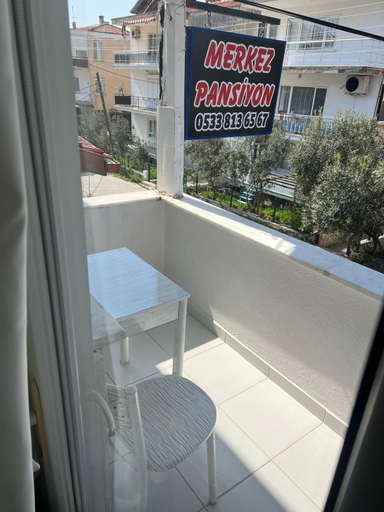 Outdoor dining, Merkez Pansiyon Sarımsaklı, Ayvalık