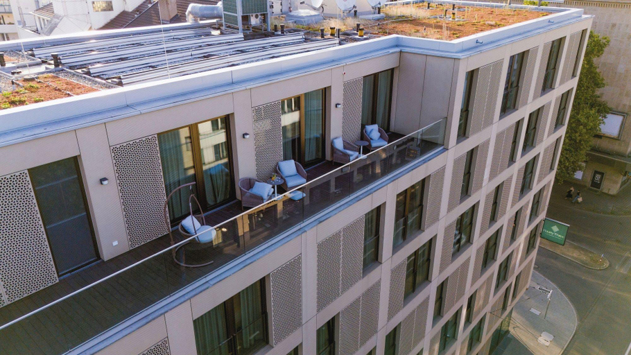 Exterior & Views