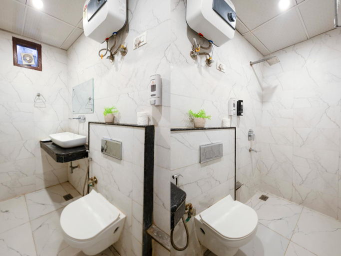 Bathroom 3, Hotel Caves Plaza New Delhi, Delhi