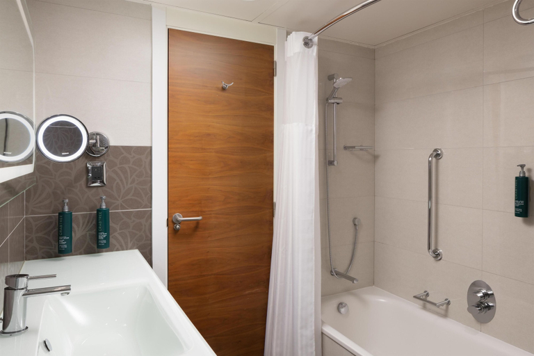 Bathroom 4, Hilton Barcelona, Barcelona